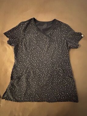 Cherokee Infinity Women’s Black Short-Sleeve Printed V-Neck Top scrub